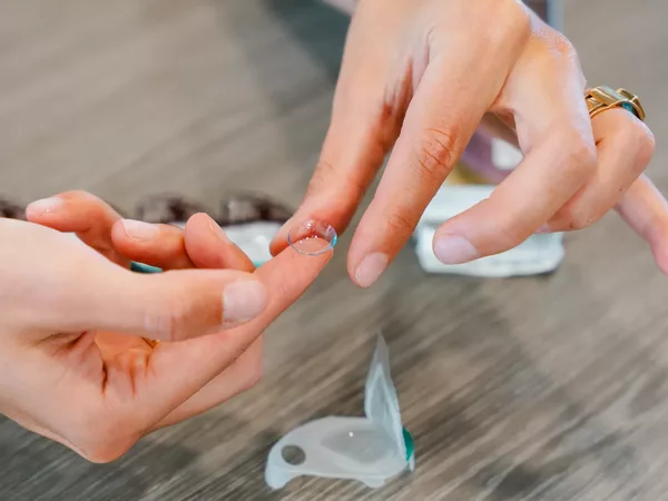 Contactlens op vinger 2